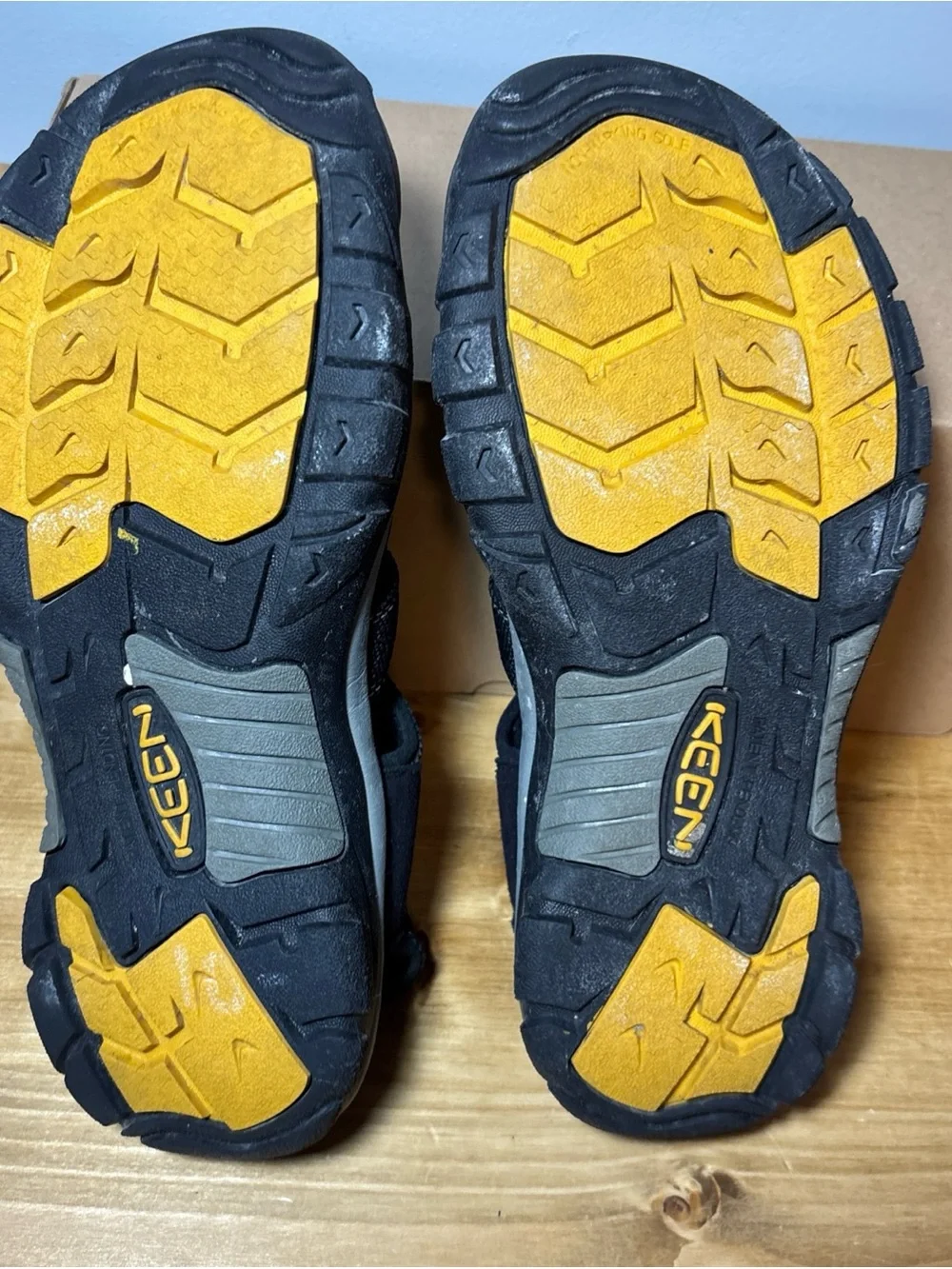 KEEN NEWPORT HIKING MEN SANDALS SIZE 8.5 US BLACK CLOSE TOE WATERPROOF SHOES